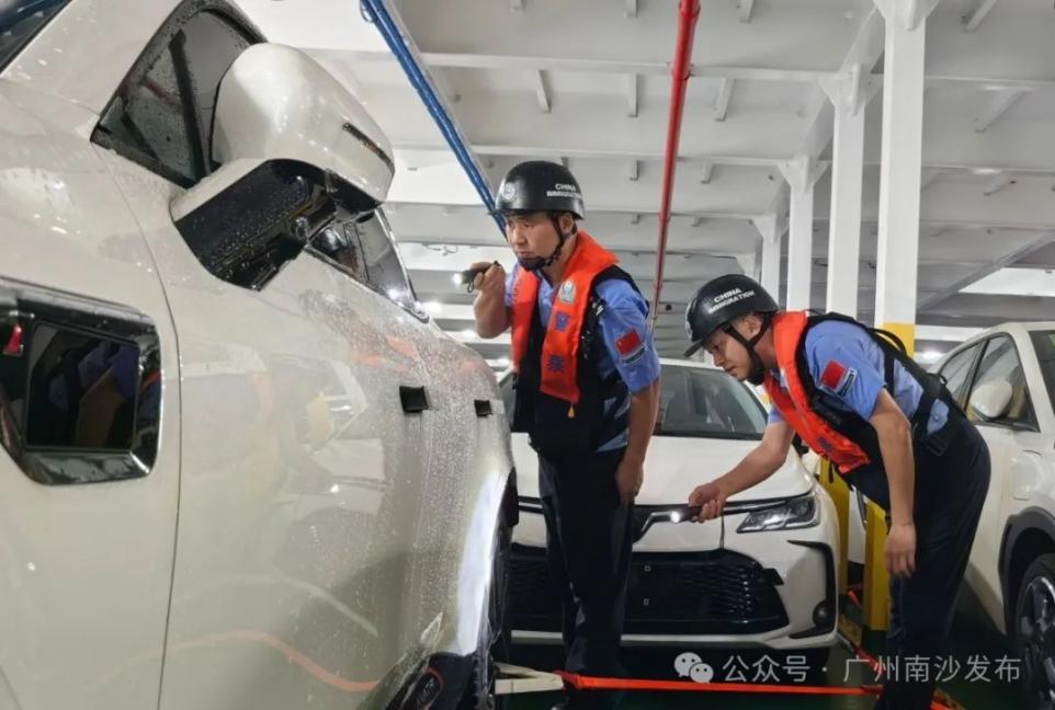 Pegawai pemeriksaan sempadan di pintu masuk Nansha sedang memeriksa kenderaan terpakai yang dijadual untuk dieksport.