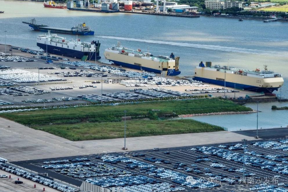 Foto memaparkan situasi hiruk-pikuk di sekitar Terminal Automobil Nansha.