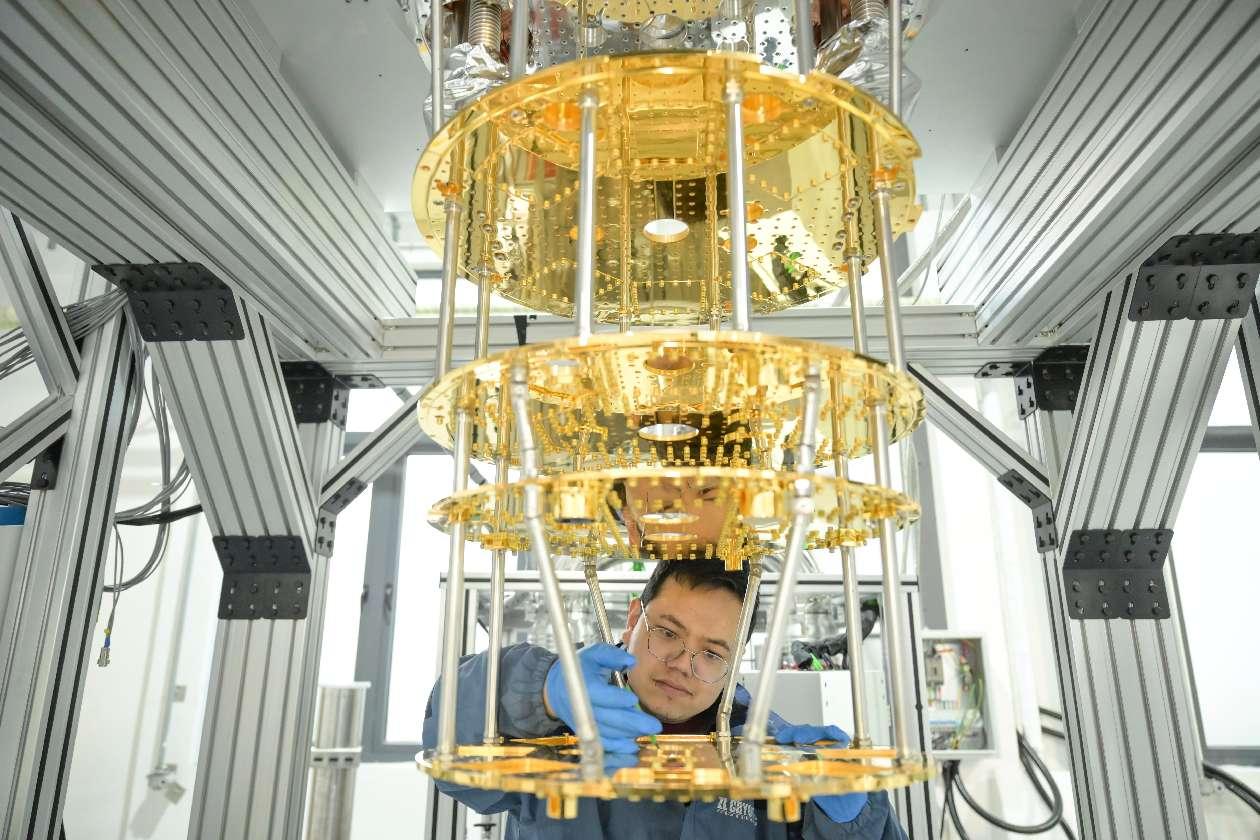 Seorang pekerja di ZL Cryogenic di Hefei, Provinsi Anhui, di timur China, sedang memasang peti sejuk pencairan suhu ultra rendah yang digunakan dalam pengkomputeran kuantum. (People’s Daily Online/Liu Yucai)