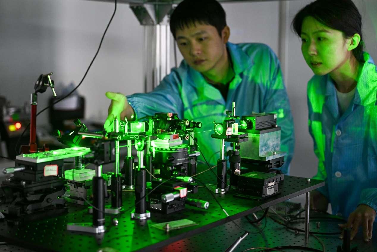 Di dalam makmal Syarikat Hefei Origin Quantum Computing, para penyelidik sedang menentukur sebuah pengimbas prob berlian kuantum. (People’s Daily Online/Huang Yangyang)
