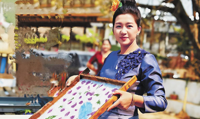 Yukangkan sedang mempamerkan sekeping kertas Dai buatan tangan di kampung Manzhao, kaunti Menghai, Kawasan Autonomi Dai Xishuangbanna, Provinsi Yunnan di barat daya China. (Foto fail)