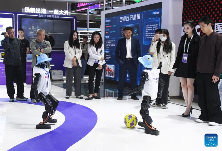 Robot mendemonstrasikan kemahiran bola sepak semasa Ekspo Berteknologi Tinggi Antarabangsa Beijing China ke-27 di Beijing, ibu negara China pada 8 Mei 2025. Membuka tirainya pada Khamis, ekspo tersebut dijadual untuk berlarutan sehingga 11 Mei. Mempunyai kawasan pameran seluas 50,000 meter persegi, acara itu telah menarik lebih daripada 800 pempamer dari dalam dan luar negara. (Xinhua/Ren Chao)