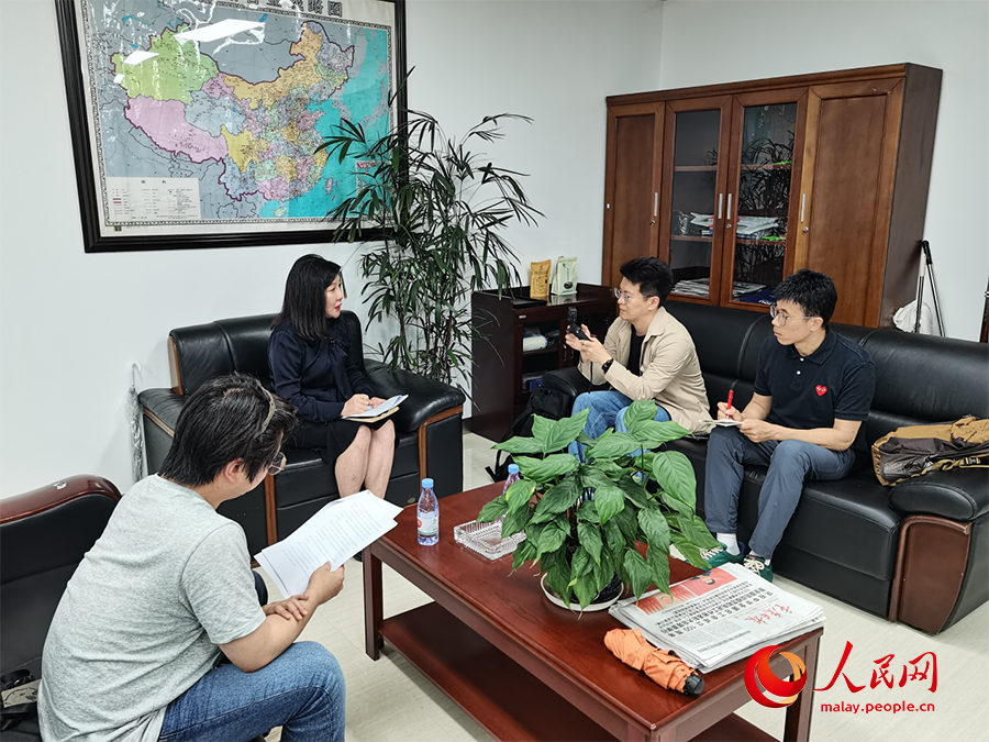 Wartawan mewawancara syarikat mengenai pembangunan logistik rentas sempadan. (People's Daily Online/Sun Qifan)