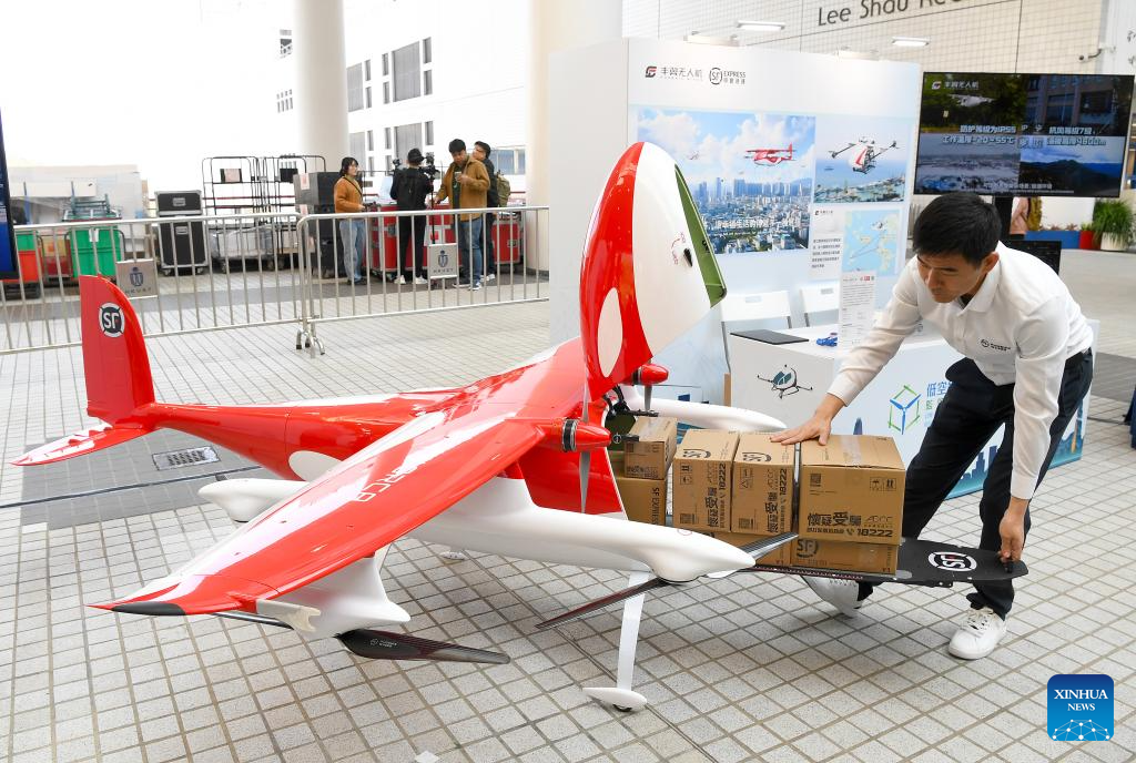 Sebuah dron yang dibangunkan oleh Pheonix Wings, sebuah syarikat cargo UAV di bawah kelolaan gergasi kiriman ekspres China SF Group, membuat penampilan pada majlis pelancaran projek rintis ekonomi altitud rendah (LAE) di Hong Kong, selatan China, 20 Mac 2025. (Xinhua/Chen Duo)
