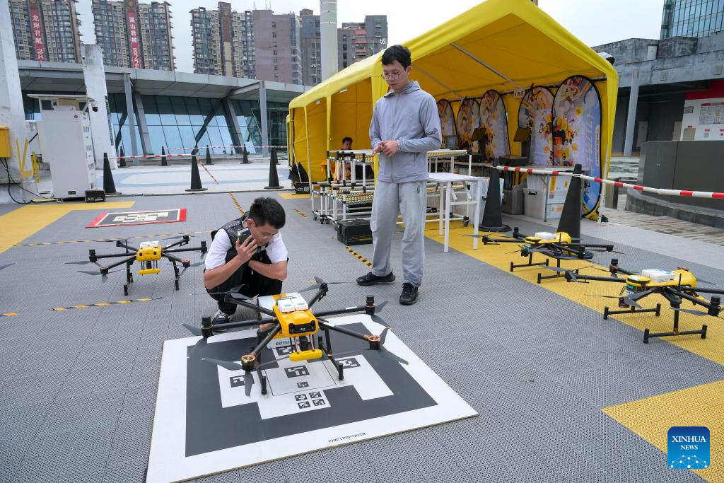 Kakitangan menyenggara sebuah dron penghantar makanan di tingkat teratas sebuah pusat beli-belah di Shenzhen, provinsi Guangdong, selatan China, 23 April 2024. (Xinhua/Mao Siqian)