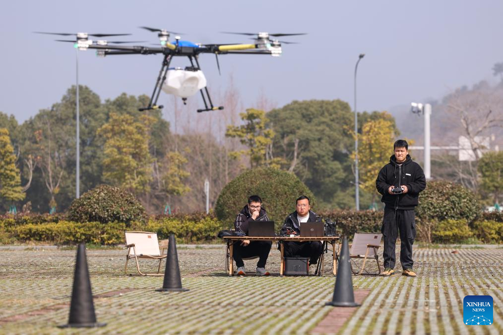 Seorang pelatih (kanan) mengikuti sesi latihan dron praktikal di sebuah pangkalan inovasi sains dan teknologi altitud rendah di daerah Jiangbei, Ningbo, provinsi Zhejiang, timur China, 28 Februari 2025. (Xinhua/Jiang Han)