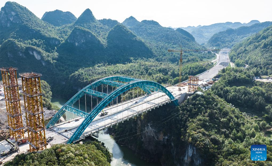 Foto dron bertarikh 13 Mei 2025 ini menunjukkan jambatan Sungai Lami di lebuh raya Guiyang-Pingtang yang sedang dibina di provinsi Guizhou, barat daya China. (Xinhua/Tao Liang)