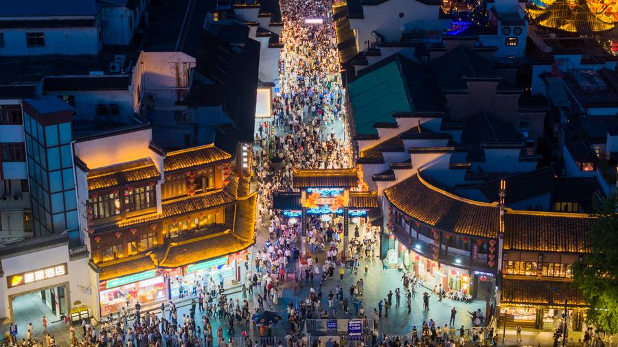 Foto dron bertarikh 3 Mei 2025 ini menunjukkan pelancong yang melawat kawasan peranginan Fuzimiao di Nanjing, provinsi Jiangsu, timur China. Orang dari serata negara China menikmati cuti Hari Pekerja dengan pelbagai cara. (Foto oleh Yang Suping/Xinhua)