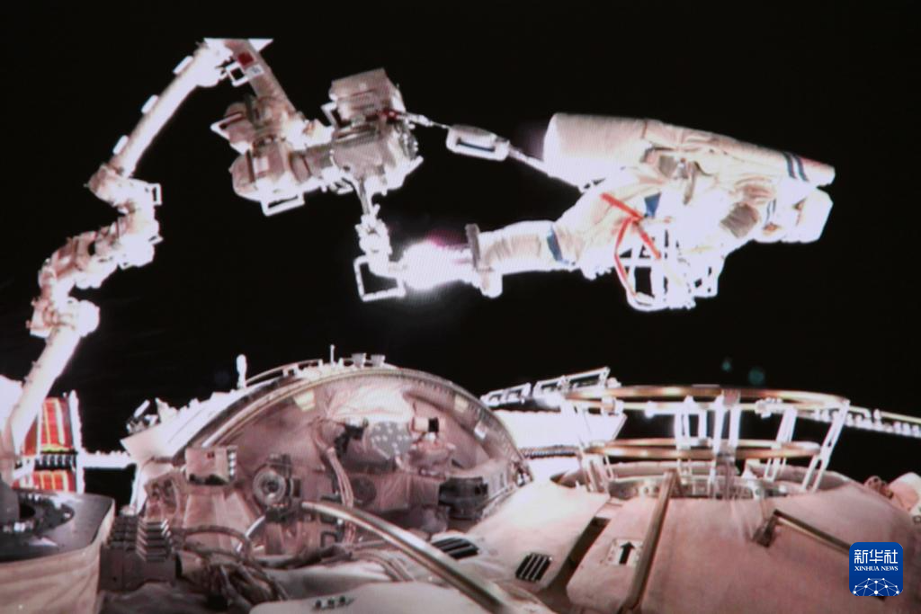 Kru Shenzhou-20 Berjaya Lakukan EVA Kali Pertama