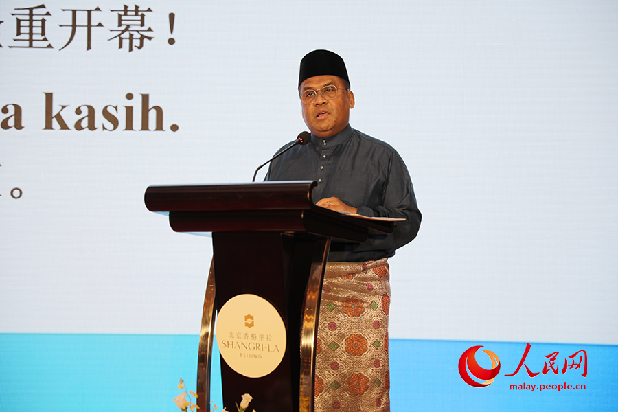 Duta Besar Malaysia ke China, TYT Dato’ Norman Muhamad memberi ucapan dalam majlis perasmian dan makan Malam Seminar Antarabangsa Terjemahan, Bahasa Dan Budaya Melayu-China Kelima. (People's Daily Online/Wang Jing)