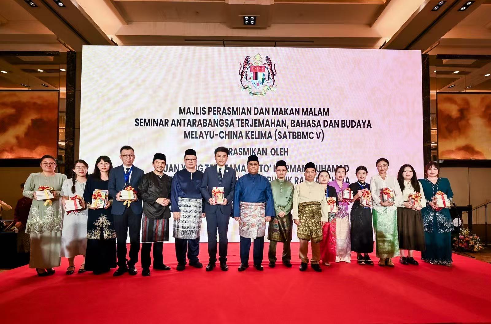 TYT Dato’ Norman Muhamad, Duta Besar Malaysia ke China menyampaikan sumbangan majalah dan buku-buku terbitan Dewan Bahasa dan Pustaka kepada 11 buah universiti yang menawarkan pengajian Melayu di China. (foto ihasan Kedutaan Malaysia ke China)