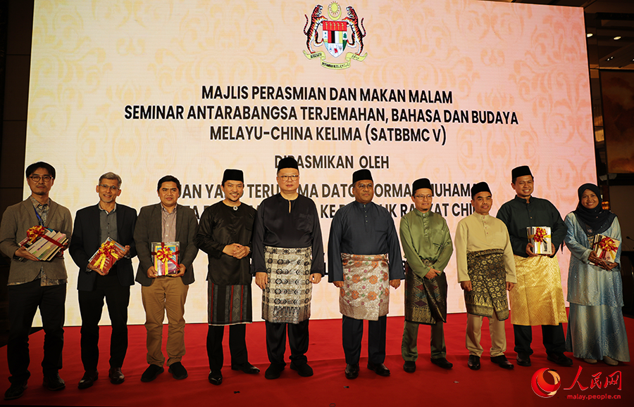 TYT Dato’ Norman Muhamad, Duta Besar Malaysia ke China menyampaikan sumbangan majalah dan buku-buku terbitan Dewan Bahasa dan Pustaka kepada 6 universiti dari negara ASEAN yang hadir. (People's Daily Online/Wang Jing)