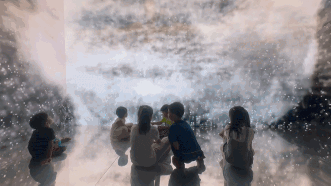 小觀眾們在人民網“夢幻靈境mini版”現場體驗。