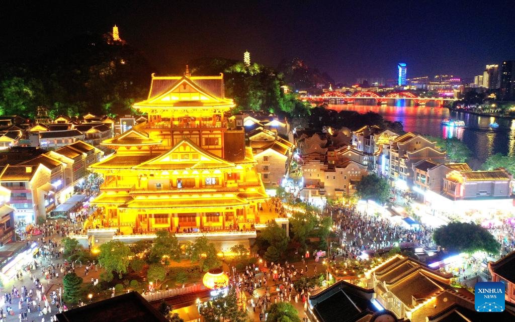 Foto dron ini menunjukkan pengunjung yang melawat pekan purba Yaobu di Liuzhou, wilayah autonomi Zhuang Guangxi, selatan China, 3 Mei 2025. (Xinhua/Huang Xiaobang)