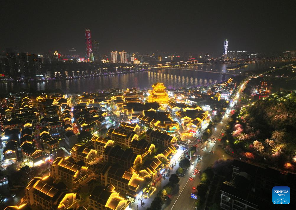 Foto dron ini menunjukkan pemandangan malam pekan purba Yaobu di Liuzhou, wilayah autonomi Zhuang Guangxi, selatan China, 8 April 2025. (Xinhua/Huang Xiaobang)