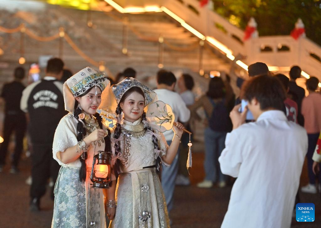Pelancong mengambil gambar di pekan purba Yaobu di Liuzhou, wilayah autonomi Zhuang Guangxi, selatan China, 7 April 2025. (Xinhua/Huang Xiaobang)