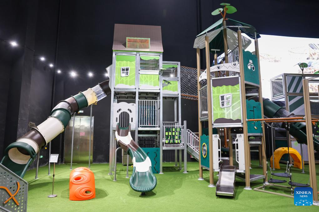 Satu set kemudahan permainan dipamerkan di dewan pameran sebuah syarikat mainan di kaunti Yongjia, provinsi Zhejiang, timur China, 8 mei 2025. (Xinhua/Jiang Han)