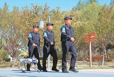 Anjing robotik dan anggota polis melakukan rondaan di sebuah taman di daerah Jinchuan, bandar Jinchang, Provinsi Gansu di barat laut China pada 5 Mei 2025. (Foto/Zhang Hongbin)