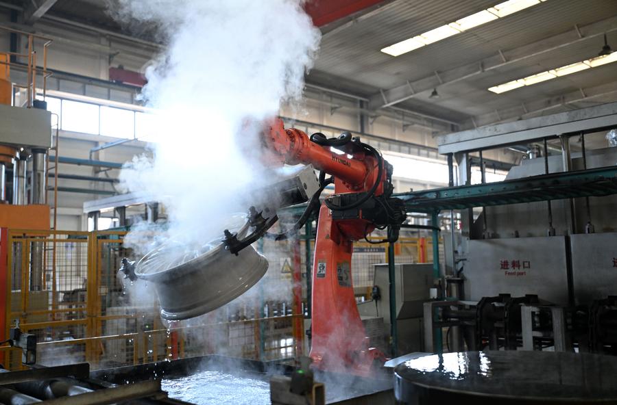 Foto yang diambil pada 19 Mac 2025 ini memperlihatkan keadaan di sebuah bengkel di syarikat bahan-bahan aluminium di Zon Pembangunan Teknologi dan Ekonomi Terusan Hongqi di Bandar Linzhou, Provinsi Henan di tengah China. (Xinhua/Li Jianan)