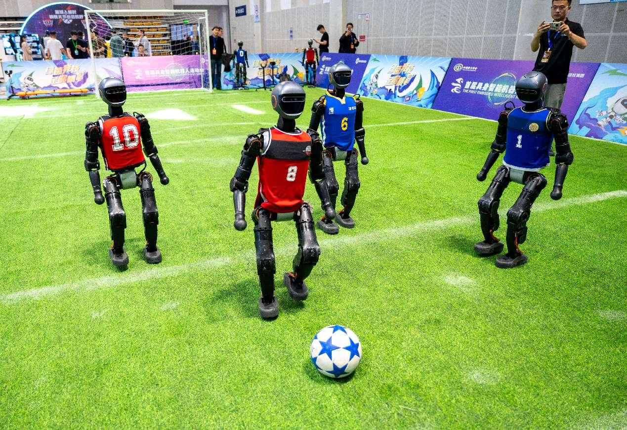 Robot bermain bola sepak semasa pelancaran Sukan Robot Pintar Terkandung yang diadakan di Wuxi, Provinsi Jiangsu, timur China pada 25 April 2025. (People’s Daily Online/Pan Zhengguang)