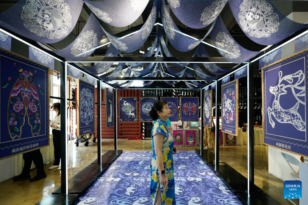 Pelawat melawat Festival Warisan Budaya Tidak Ketara Antarabangsa ke-9 yang diadakan di Chengdu, Provinsi Sichuan barat daya China, 28 Mei 2025. Festival itu membuka tirainya pada Rabu, menyaksikan lebih 600 produk warisan budaya tidak ketara dari lebih 60 negara dan wilayah akan dipaparkan. (Xinhua/Xu Bingjie)