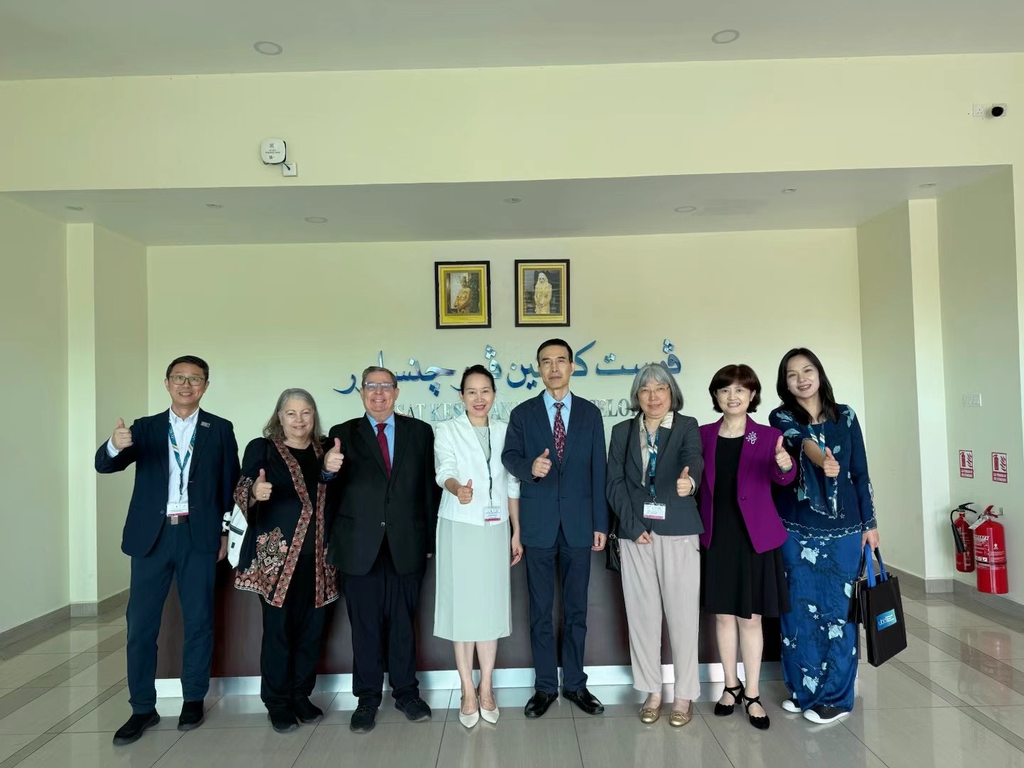 Duta Besar China ke Brunei, Xiao Jianguo bergambar secara berkumpulan dengan anggota Kesatuan Komunikasi Asia Pasifik. (Foto daripada penganjur)