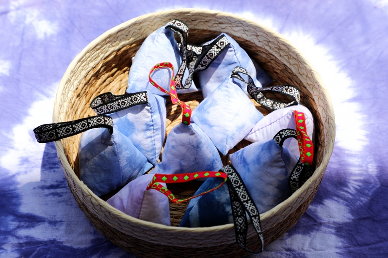 Foto memperlihatkan uncang bauan yang berbentuk seperti zongzi atau ladu beras pulut, iaitu makanan khusus sempena Pesta Perahu Naga yang turut dikenali sebagai Pesta Duanwu, di perbandaran Miao Mazong, kaunti Tongzi, Provinsi Guizhou, barat daya China. (Foto oleh Chen Guiliang)