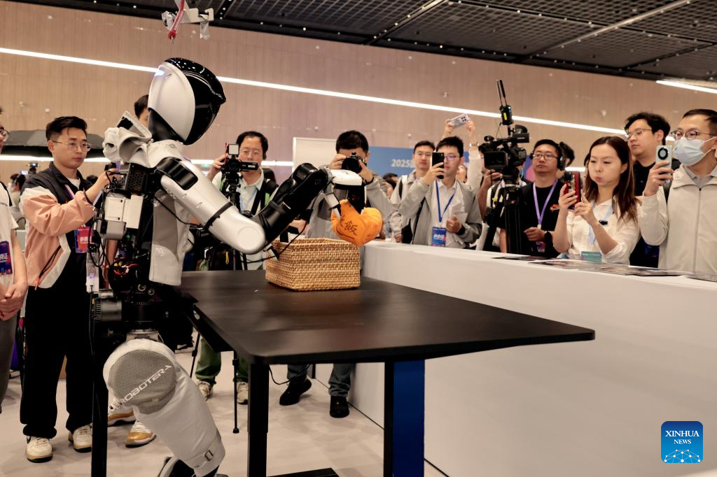 Pengunjung mengambil foto robot yang sedang bersaing di Pertandingan Kemahiran Robot Humanoid Antarabangsa 2025 di Balai Sains Zhangjiang di Shanghai, timur China pada 29 Mei 2025.Pertandingan Kemahiran Robot Humanoid Antarabangsa 2025 dilancarkan di Shanghai pada Khamis, dengan memfokuskan terhadap perindustrian, senario komersial dan isi rumah. Lebih daripada 60 pasukan global telah bersaing dalam inovasi teknologi teras dan pengaplikasian robot. (Xinhua/Fang Zhe)