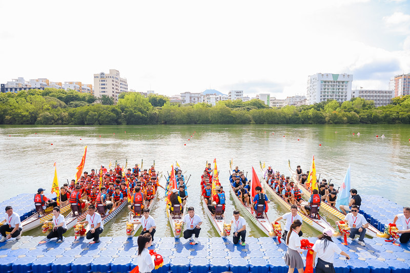 Upacara melukis mata naga sebelum perlumbaan perahu naga. (Foto ihsan penganjur)
