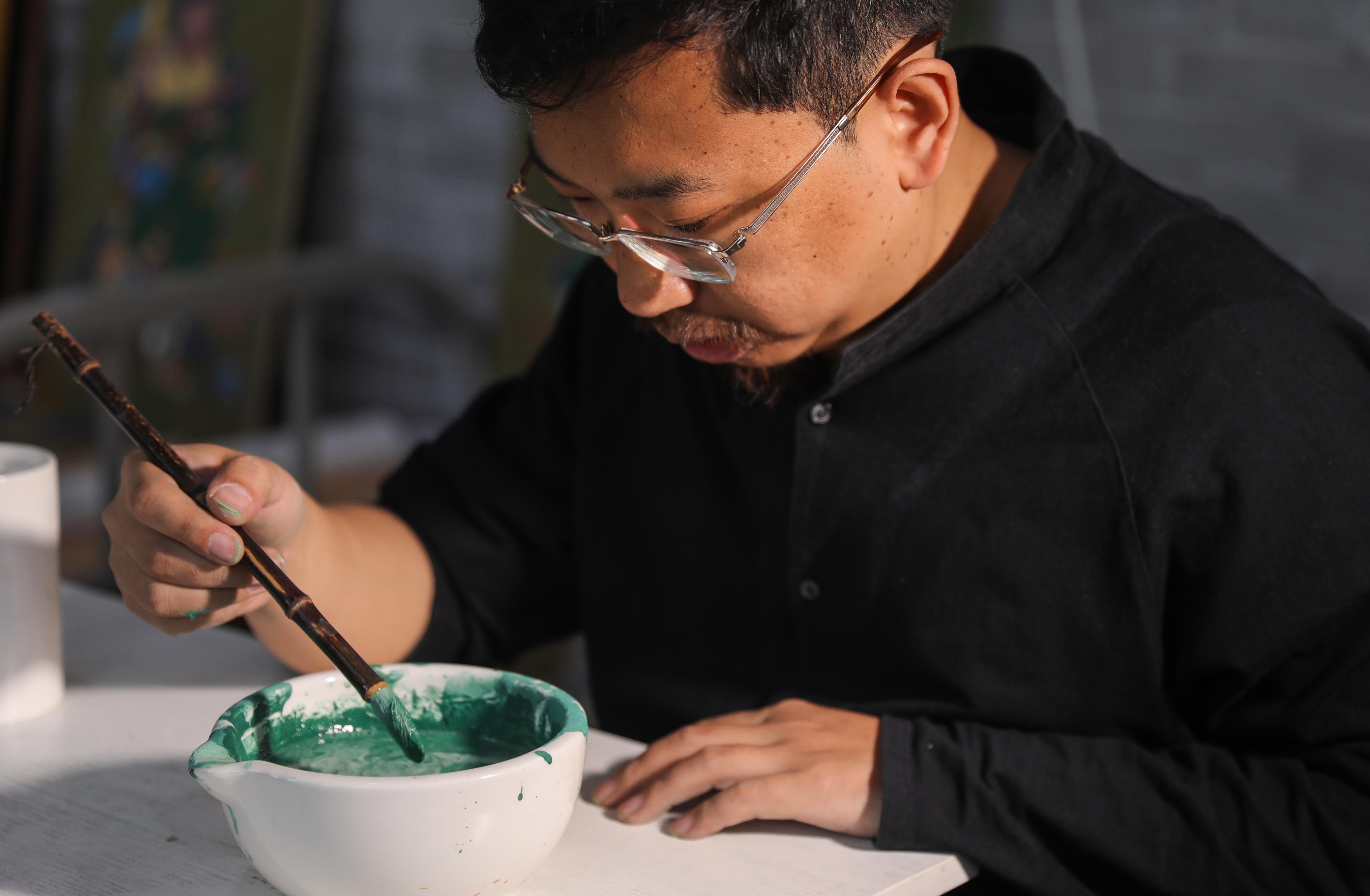 Liu Ziqun, seorang artisan China yang dilahirkan pada tahun 1990-an, membuat pigmen mineral semula jadi dengan tangan. (Foto oleh Wang Fan)