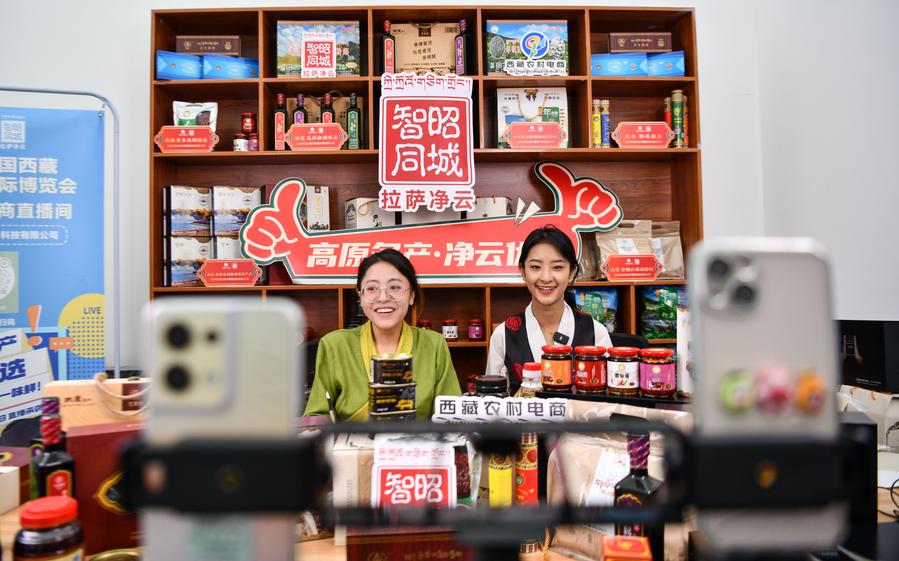 Produk istimewa Tibet dijual menerusi penstriman langsung semasa Ekspo Kebudayaan dan Pelancongan Xizang China ke-5 di Lhasa, Wilayah Autonomi Xizang di barat daya China pada 18 Jun 2023. (Xinhua/Jigme Dorje)