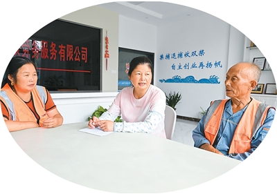 Chen Lanxiang (tengah) sedang berbual-bual dengan pekerja di syarikat perkhidmatan pekerja miliknya di Ma’anshan, Provinsi Anhui, di timur China. (Xinhua/Zhou Mu)