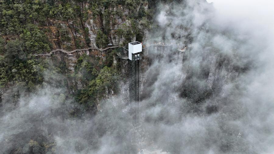 Foto dron tak bertarikh ini menunjukkan lif berkembar di Panwang Realm, Gunung Dayao, wilayah autonomi Zhuang Guangxi, selatan China. (foto/Xinhua)