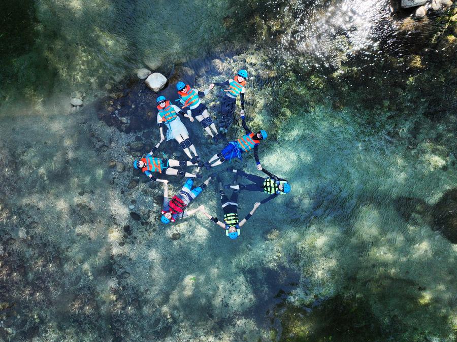 Foto dron tak bertarikh ini menunjukkan pelancong hanyut di air tenang dengan memakai jaket apung di Gunung Mao’er, Guilin, wilayah autonomi Zhuang Guangxi, selatan China. (foto/Xinhua)