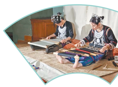 Tan Chaoyan (kanan) memaparkan teknik broked Li pada Minggu Fesyen Paris. (Foto ihsan individu yang diwawancara)