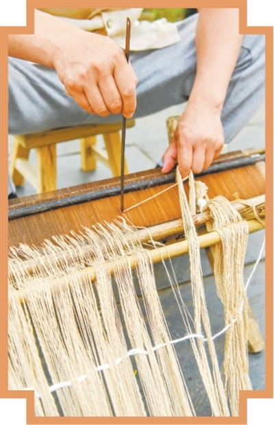 Song Zhixue sedang membuat Xiabu, yang secara harfiahnya bermaksud kain musim panas di kaunti Wanzai, bandar Yichun, Provinsi Jiangxi di timur China. (Foto oleh Zhou Liang)