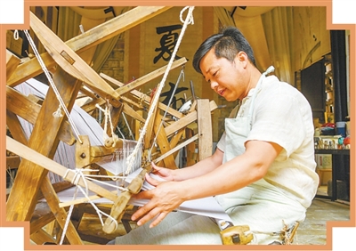Song Zhixue menenun Xiabu, secara harfiah bermaksud kain musim panas, di kaunti Wanzai, bandar Yichun, Provinsi Jiangxi, timur China. (Foto oleh Zhou Liang)