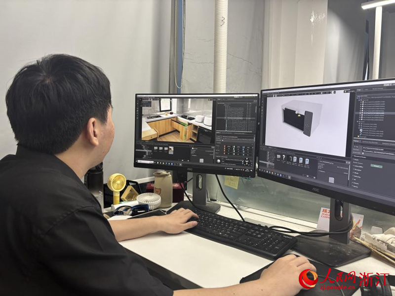 Zhou Chuhan sedang menyediakan ruang maya untuk latihan. (People’s Daily Online/Wang Liwei)