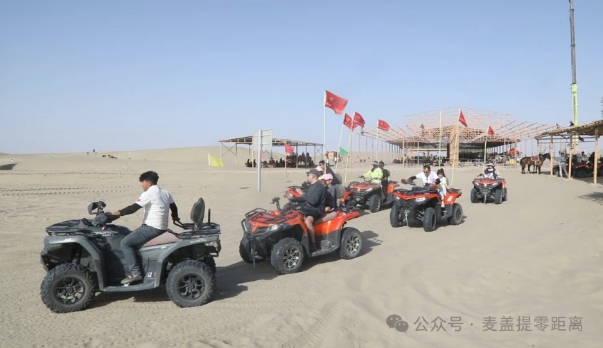 Pelancong memandu kenderaan luar jalan raya di Makit. (Foto ihsan akaun rasmi pusat media Makit di WeChat)