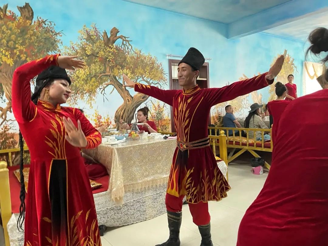 Persembahan tarian di tapak pelancongan padang pasir di Makit. (Foto oleh Liu Le)