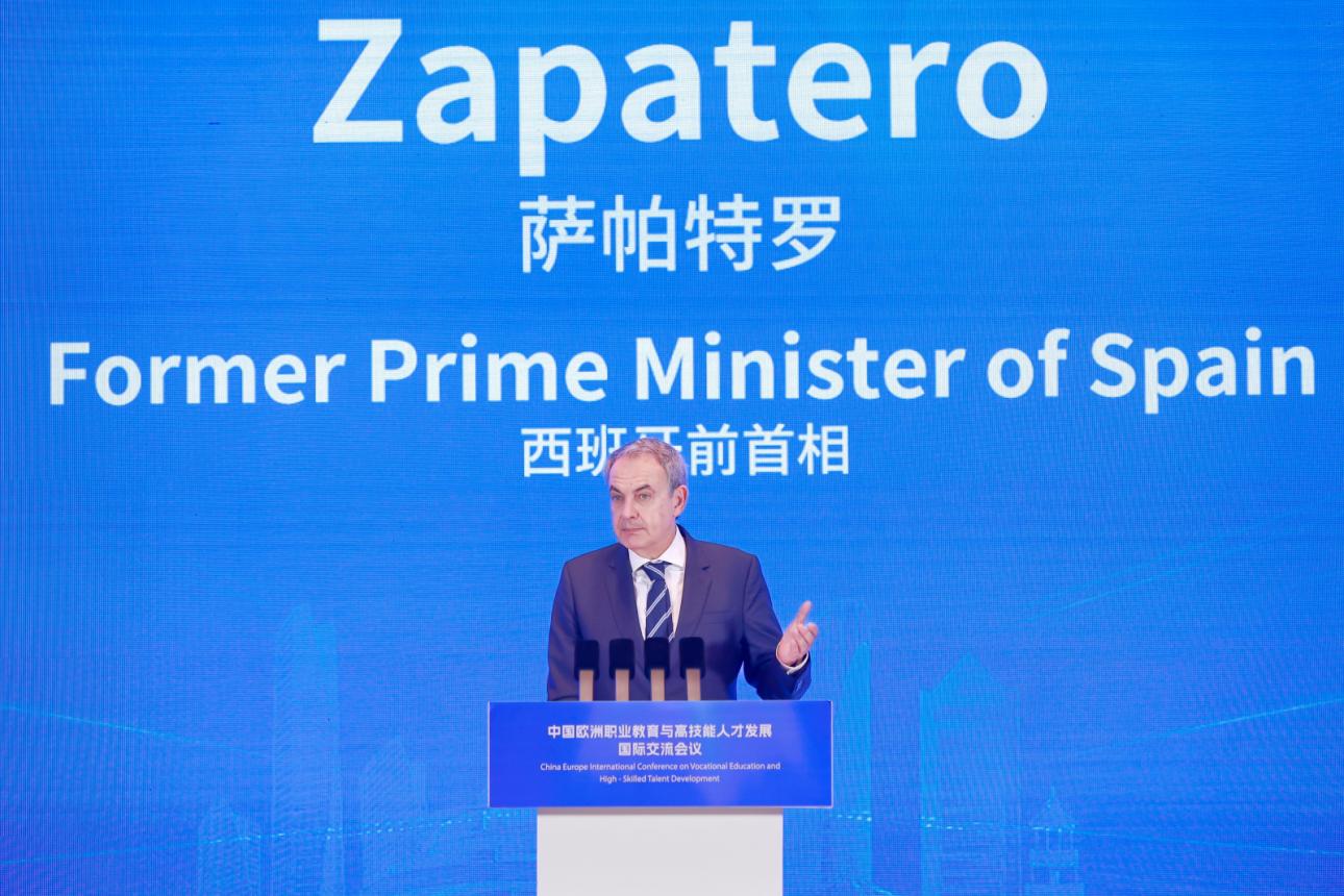 Mantan Perdana Menteri Sepanyol, Jose Luiz Rodriguez Zapatero menyampaikan ucapan semasa berlangsungnya Persidangan Antarabangsa China-Eropah untuk Pembangunan Bakat Berkualiti Tinggi dan Pendidikan Vokasional diadakan di Qingdao, Provinsi Shandong, di timur China pada 11 Jun 2025. (Foto disediakan oleh penganjur)