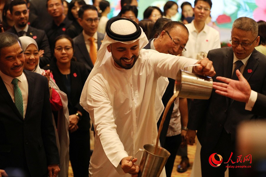 Foto Duta Besar Emiriah Arab Bersatu (UAE) di China, Hussain Ibrahim Mohamed Ibrahim Alhammadi sedang cuba membuat ‘teh tarik’, minuman terkemuka Malaysia semasa Festival Gastronomi Malaysia 2025 di Beijing, pada 11 Jun 2025. (People’s Daily Online/Wang Jing)