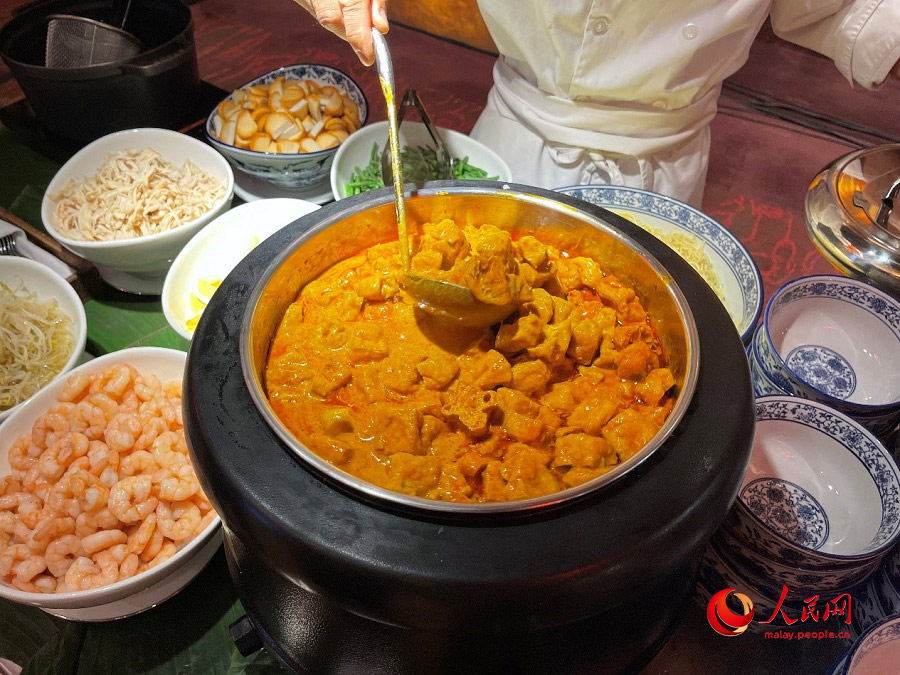 Juadah Laksa Nyonya, hidangan gabungan warisan masakan Melayu dan Cina, turut disajikan pada Festival Gastronomi Malaysia 2025 di Beijing, pada 11 Jun 2025. (People’s Daily Online/Wang Jing)