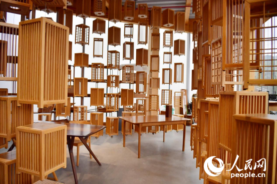 Tanglung buluh dipamerkan di dalam dewan pameran. (People’s Daily Online/Shi Yu)