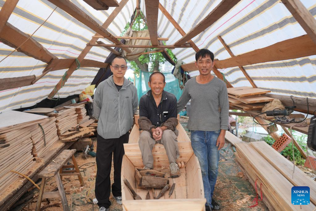 Qian Shoutang bergambar bersama-sama dengan perantisnya di Shaoxing, Provinsi Zhejiang, di timur China pada 12 Jun 2025. (Xinhua/Weng Xinyang)