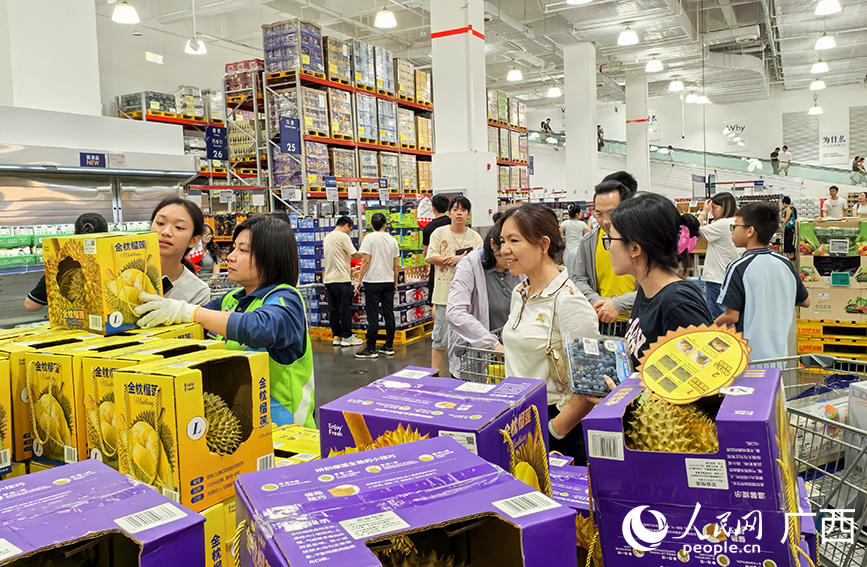 Pengguna membeli durian Monthong di Sam's Club di Nanning. (People’s Daily Online/Fu Huazhou)