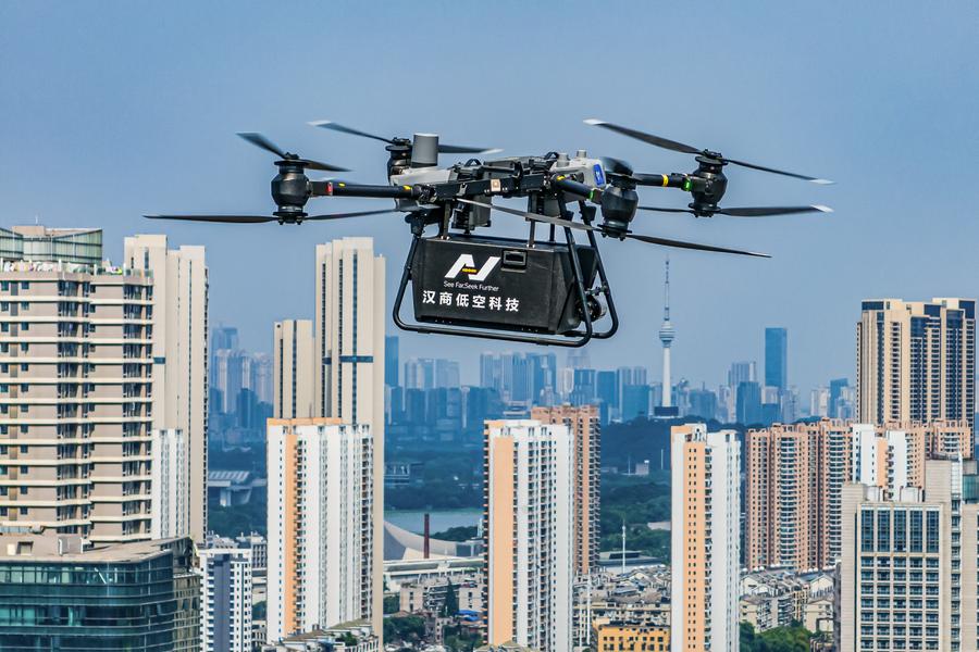 Foto sudut udara yang diambil menggunakan dron bertarikh 16 Jun 2025 ini memperlihatkan dron logistik sedang diterbangkan di Wuhan, Provinsi Hubei di tengah China. (Xinhua/Wu Zhizun)