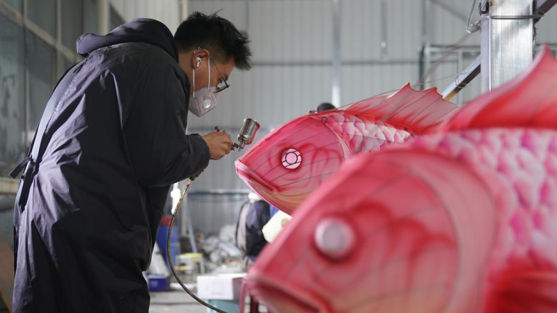 Seorang pekerja sedang mengecat tanglung di sebuah bengkel di Zigong, Provinsi Sichuan, barat daya China pada 14 Januari 2025. (Xinhua/Xu Bingjie)