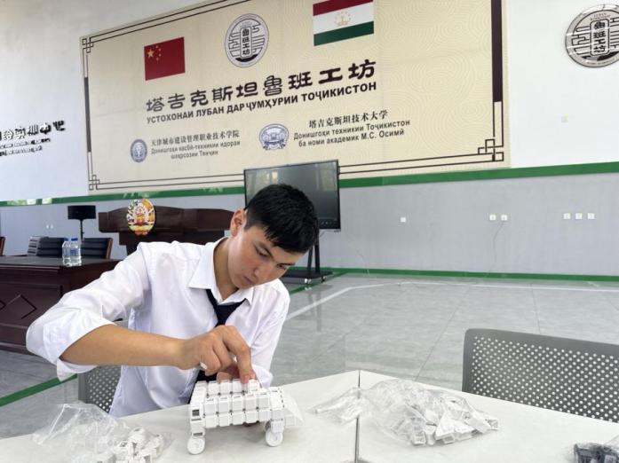 Seorang pelatih mengikuti sebuah sesi di Bengkel Luban di Tajikistan. (People’s Daily/Qu Pei)