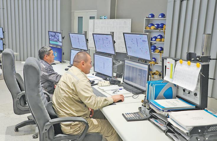Juruteknik sedang menyelia operasi dari bilik kawalan pusat di Loji Penapis Minyak Shymkent di Kazakhstan. (People’s Daily/Xie Yahong)